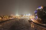 Kreml und der teilweise gefrorene Fluss Moskwa bei Nacht