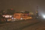 Die Schokoladenfabrik Roter Oktober und der teilweise gefrorene Fluss Moskwa bei Nacht
