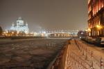 Christ-Erlöser-Kathedrale und der teilweise gefrorene Fluss Moskwa bei Nacht
