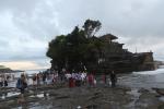 Sonnenuntergang am Tanah Lot Tempel im Westen der Insel Bali