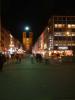 Die nächtliche Domstrasse in Würzburg mit der erleuchteten Fußgängerzone