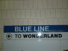 Poetisches Schild auf der "T", der Metro von Boston: "Blue Line to Wonderland". Daraus könnte man einen Roman oder ein Lied machen. Steht zu befürchten, dass es das schon gibt...