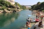 Schwimmer unterhalb der Stari Most (Alte Brücke) in Mostar