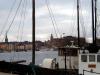 Blick auf die Altstadt (Gamla stan) von Stockholm. Rechts ist hinter dem Boot der K�nigspalast zu sehen.