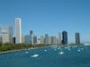 Vor der eindrucksvollen Skyline von Chicago ankern hübsche Segelboote im Lake Michigan