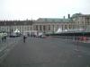 Am Tag vor dem Vienna City Marathon 2006 werden letzte Arbeiten im Ziel auf dem Heldenplatz vor der Wiener Hofburg abgeschlossen