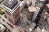 Blick vom Dach der Commerzbank: Hinab auf das Japan Center und die umgebenden Häuserschluchten