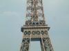 Zweite Besucherplattform des Eiffelturms. Auf der zweiten Ebene dieser Plattform ist das Restaurant Jules Verne zu sehen.