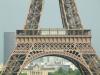 Die unterste Besucherplattform des Eiffelturms. Dank ihrer Größe bietet sie Platz für ein Restaurant, eine Postfiliale, einen Souvenirladen, etc.