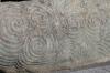 Nahaufnahme der megalitischen Gravuren auf dem Eingangsstein von Newgrange
