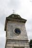 Turmuhr auf dem Dorfplatz des kleinen Ortes Enniskerry, nahe des Powerscourt Anwesens