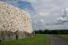 Rekonstruierte Mauer aus Granit und weißem Quarzit trug nahe des Eingangs von Newgrange