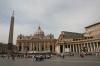 Blick vom Petersplatz (Piazza di San Pietro) zum Eingang des Doms