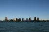 Vom Ufer beim Renaissance Center kann man die kanadische Stadt Windsor auf der anderen Seite des Detroit River sehen