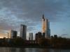 Die Skyline von Frankfurt bei Sonnenuntergang