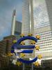 Das Euro-Zeichen vor dem Hintergrund der Europäischen Zentralbank und den beiden Commerzbank-Hochhäusern.