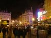 Unscharfes Foto der Menschenmassen rund um den Piccadilly Circus.