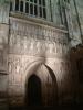 Das Portal von Westminster Abbey in tiefster Dunkelheit.