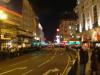 Unscharfes Foto der Menschenmassen rund um den Piccadilly Circus.