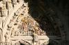Die 234 fein gearbeiteten Sandsteinfiguren des Münsterportals stellen das Jüngste Gericht dar